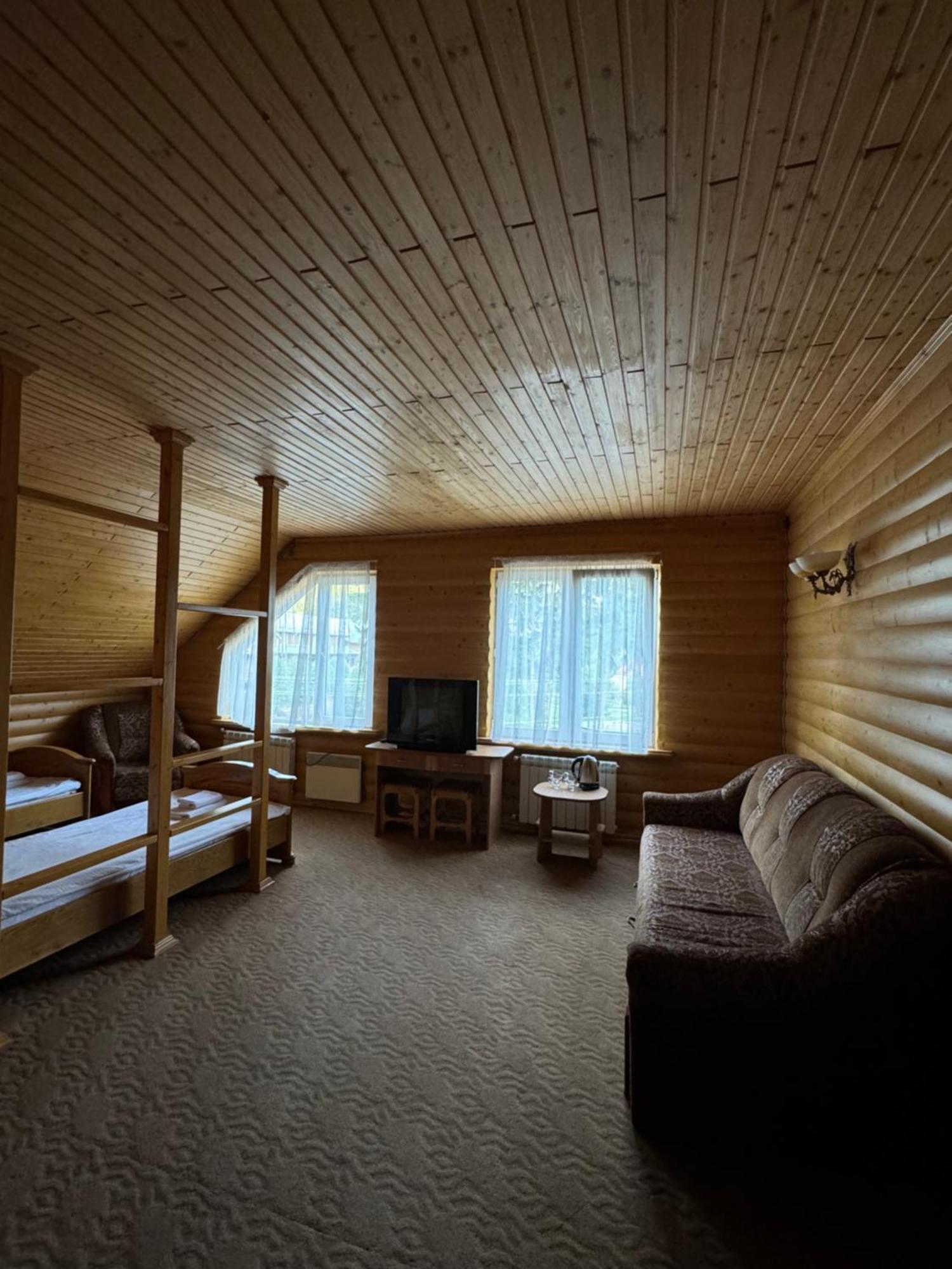 Лелеч Hotell Tatariv Eksteriør bilde