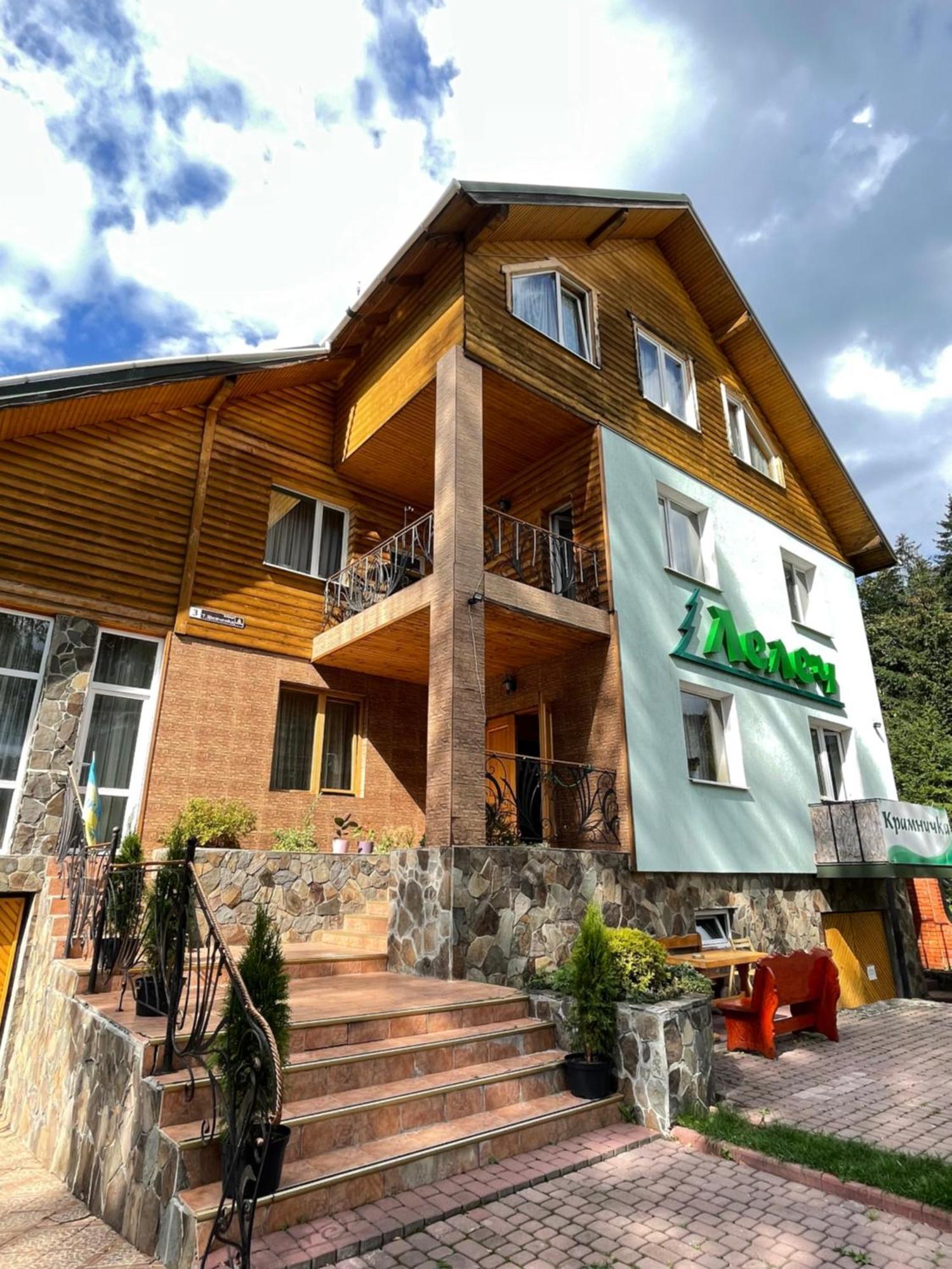 Лелеч Hotell Tatariv Eksteriør bilde